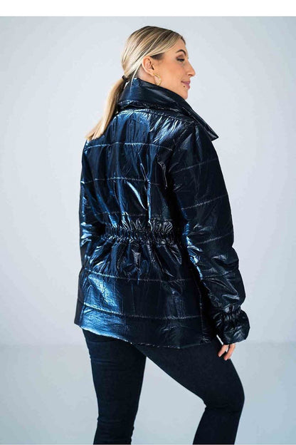 Lustre Luxe – Glänzend wattierte Jacke mit Stehkragen und elastischem Bund |174069 Abb