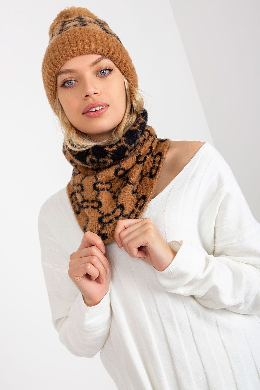 Loop Shawl model 185920 AT