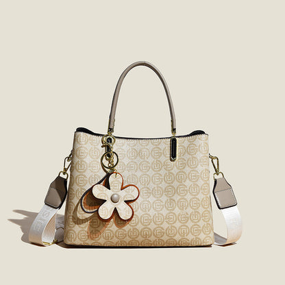 Shoulder bag with flower pendant fashion